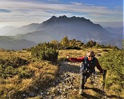 01 Salendo dal parcheggio d'Alpe Arera (1600 m) al Rif. Capanna 2000 (1975 m) con splendida vista in Alben
